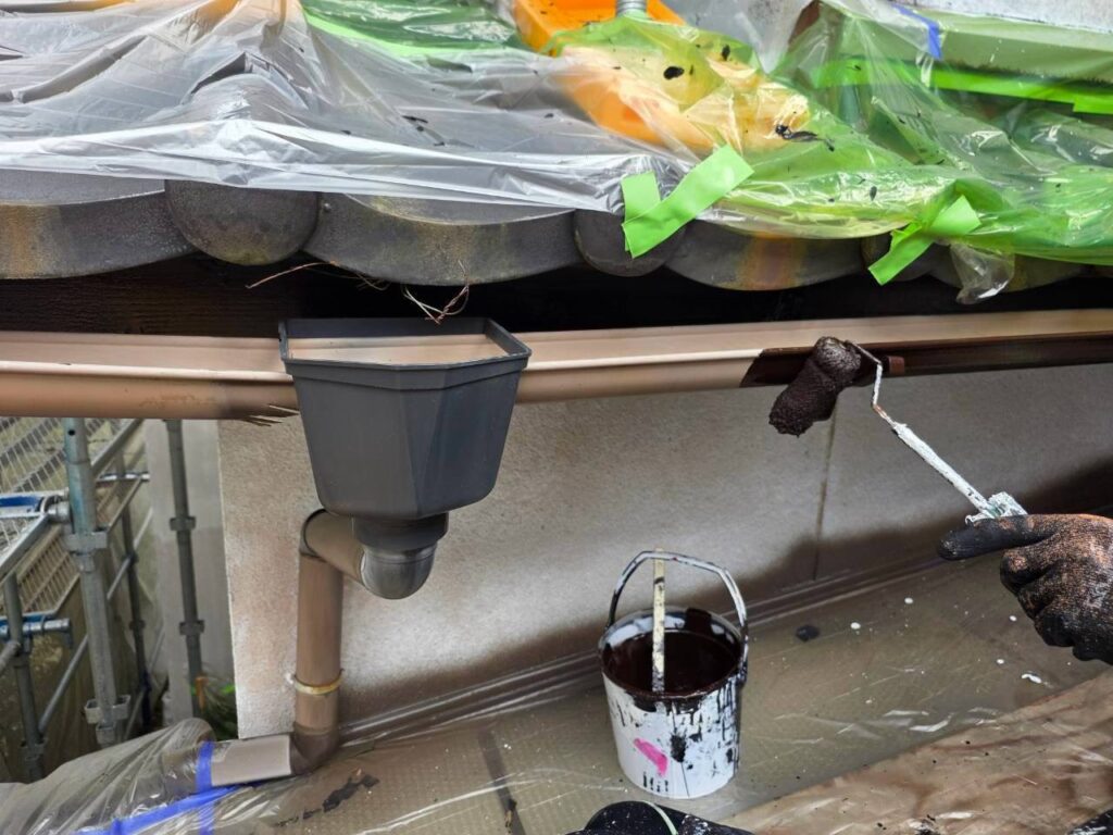 【軒樋塗装】<br />
屋根から流れる雨水を受ける軒樋の表面も塗装しました。<br />
<br />
軒樋は雨や紫外線にさらされるため、外壁と同様に経年変化が生じます。<br />
<br />
表面を塗装することで外観を整えます。ただし、塗装だけで軒樋の変形や排水不良が改善するわけではありません。